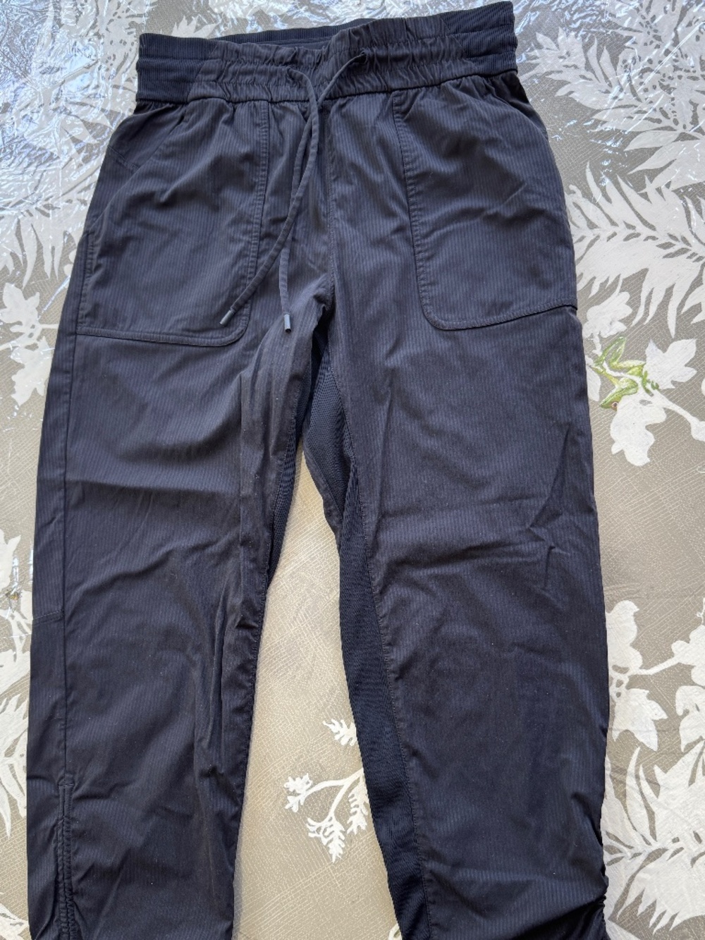 Lululemon Beyond the Studio crop Drawstring Jogger Pants - black size 6 NWOT